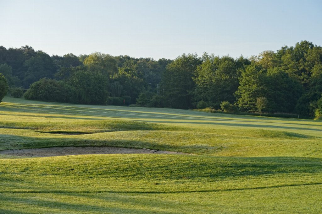 Fairway mit Bunkern und Grün am Golf Course Bonn – Gelände für Platzstrategie
