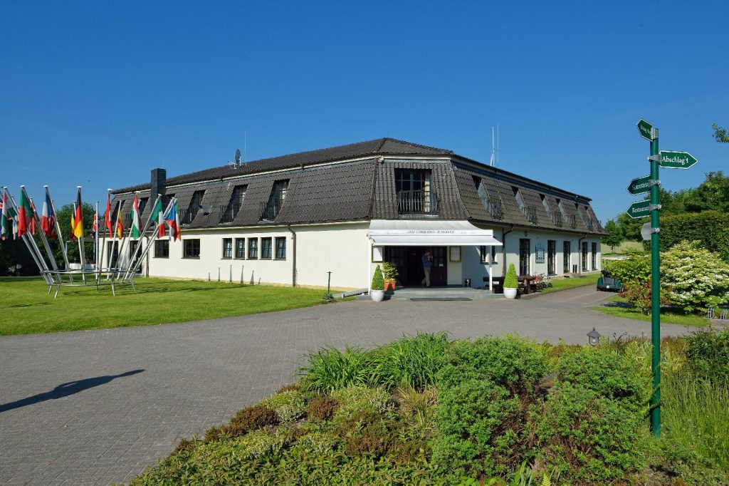 Fahnenkranz vor dem Clubhaus des Golf Course Bonn in Sankt Augustin