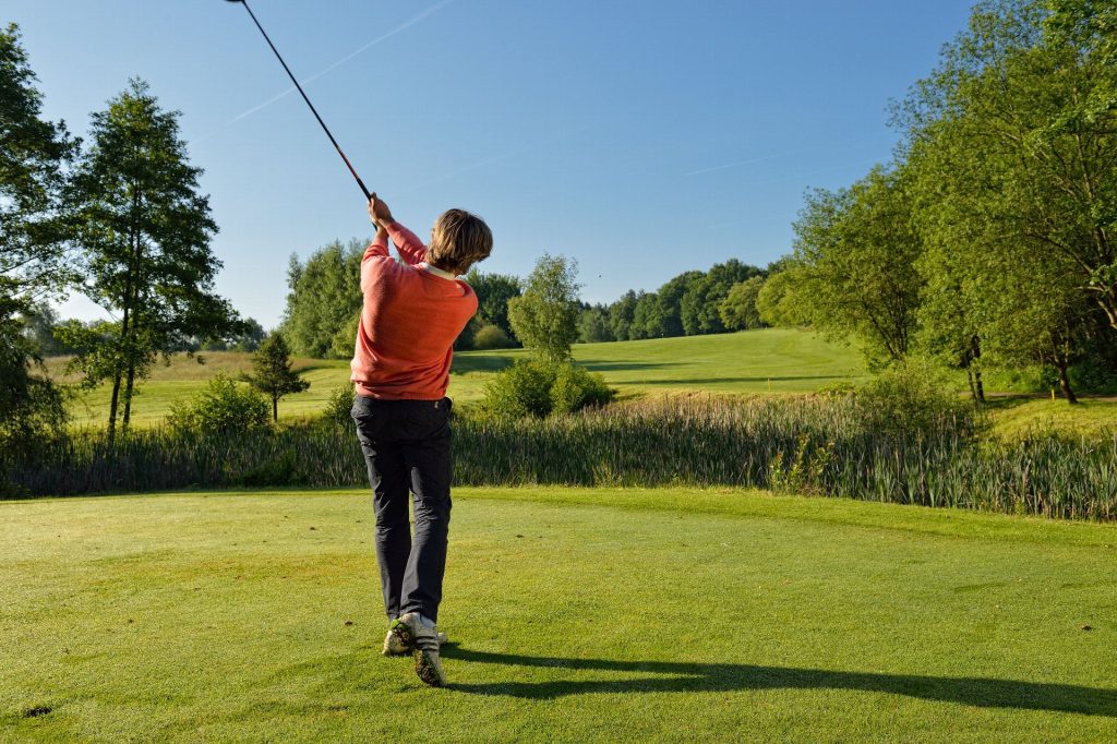 Golfschwung Phase 4: Durchschwung mit Blick dem Ball nach