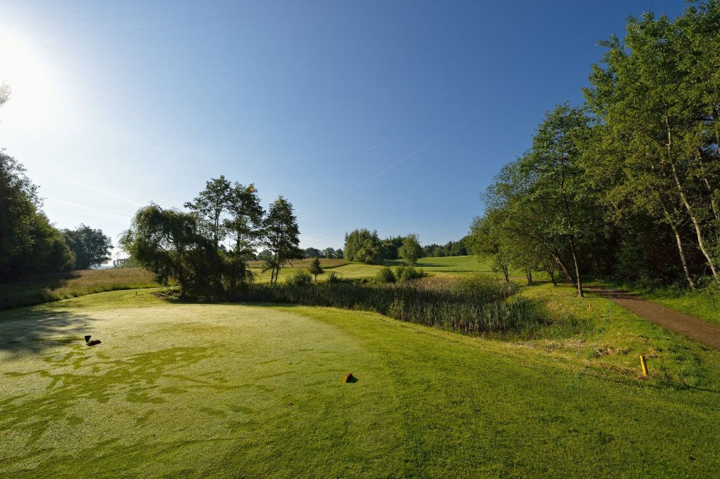 Grün mit Teich und Schilf am Golf Course Bonn – Spielort der Jugendturniere