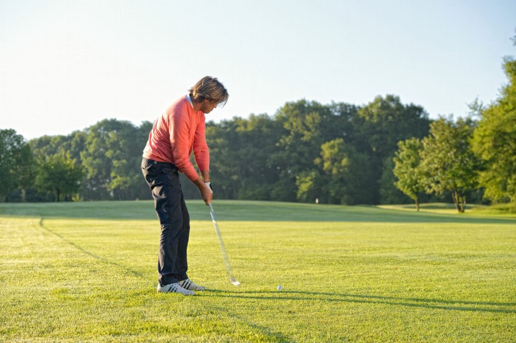 Klaas-Michel Hoogland im Treffmoment beim Eisenschlag auf dem Fairway