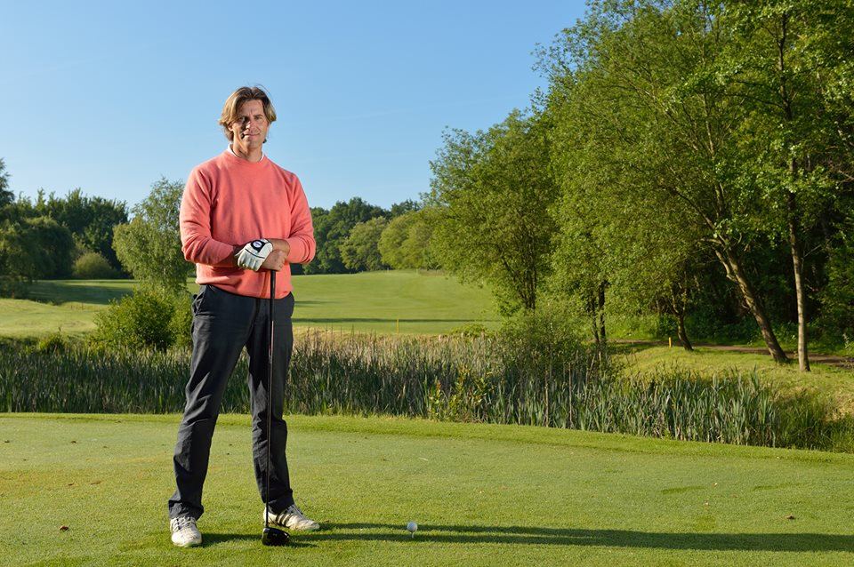 Porträt von Klaas-Michel Hoogland am Abschlag des Golf Course Bonn