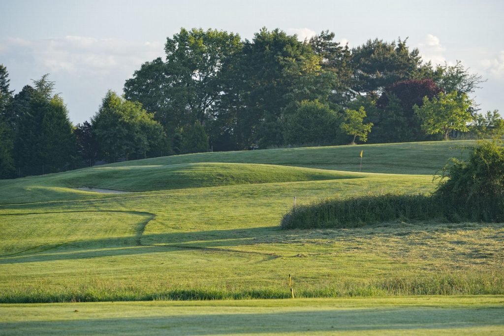 Grün mit gelber Fahne am Golf Course Bonn – Übungsfläche für das kurze Spiel