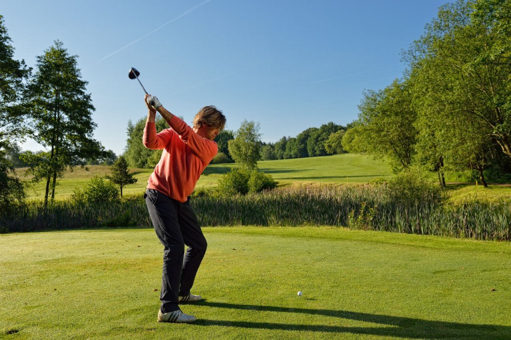 Rückschwung mit dem Driver am Abschlag des Golf Course Bonn